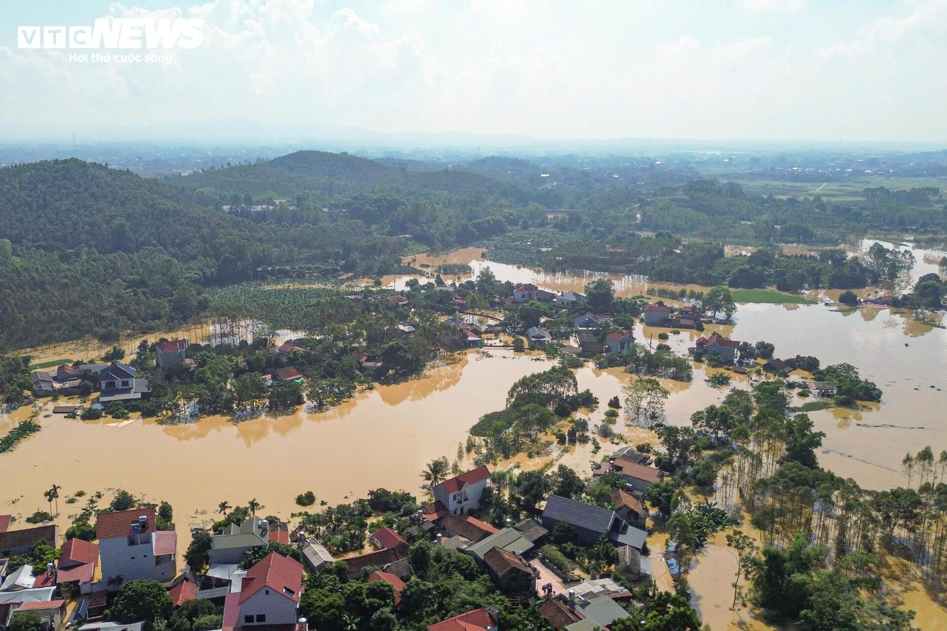 120 hộ dân ở Bắc Ninh mắc kẹt giữa biển nước: Cuộc sống đảo lộn chưa từng thấy- Ảnh 2.