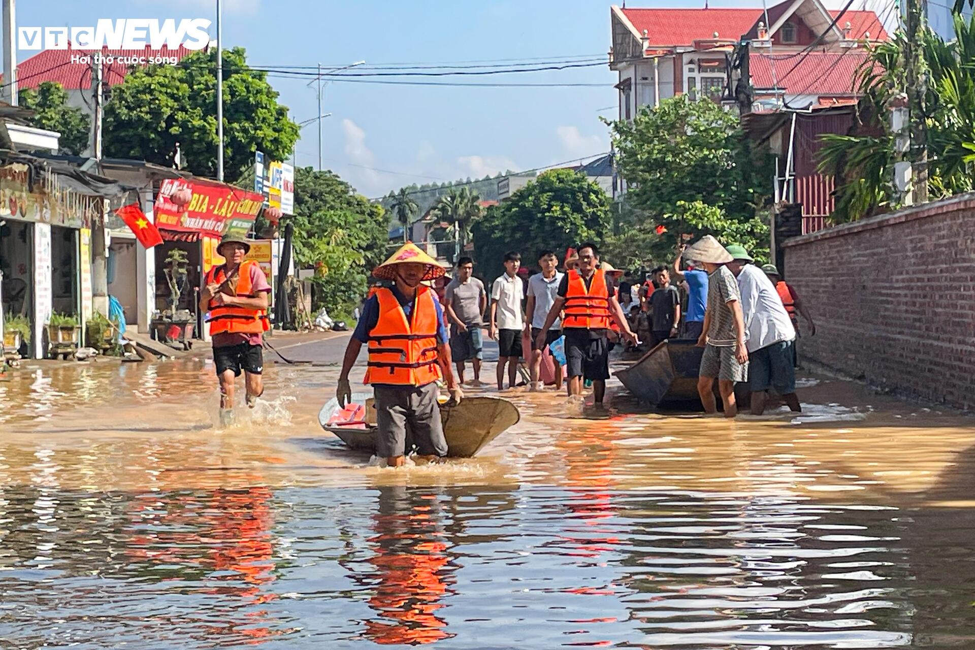 120 hộ dân ở Bắc Ninh mắc kẹt giữa biển nước: Cuộc sống đảo lộn chưa từng thấy- Ảnh 18.