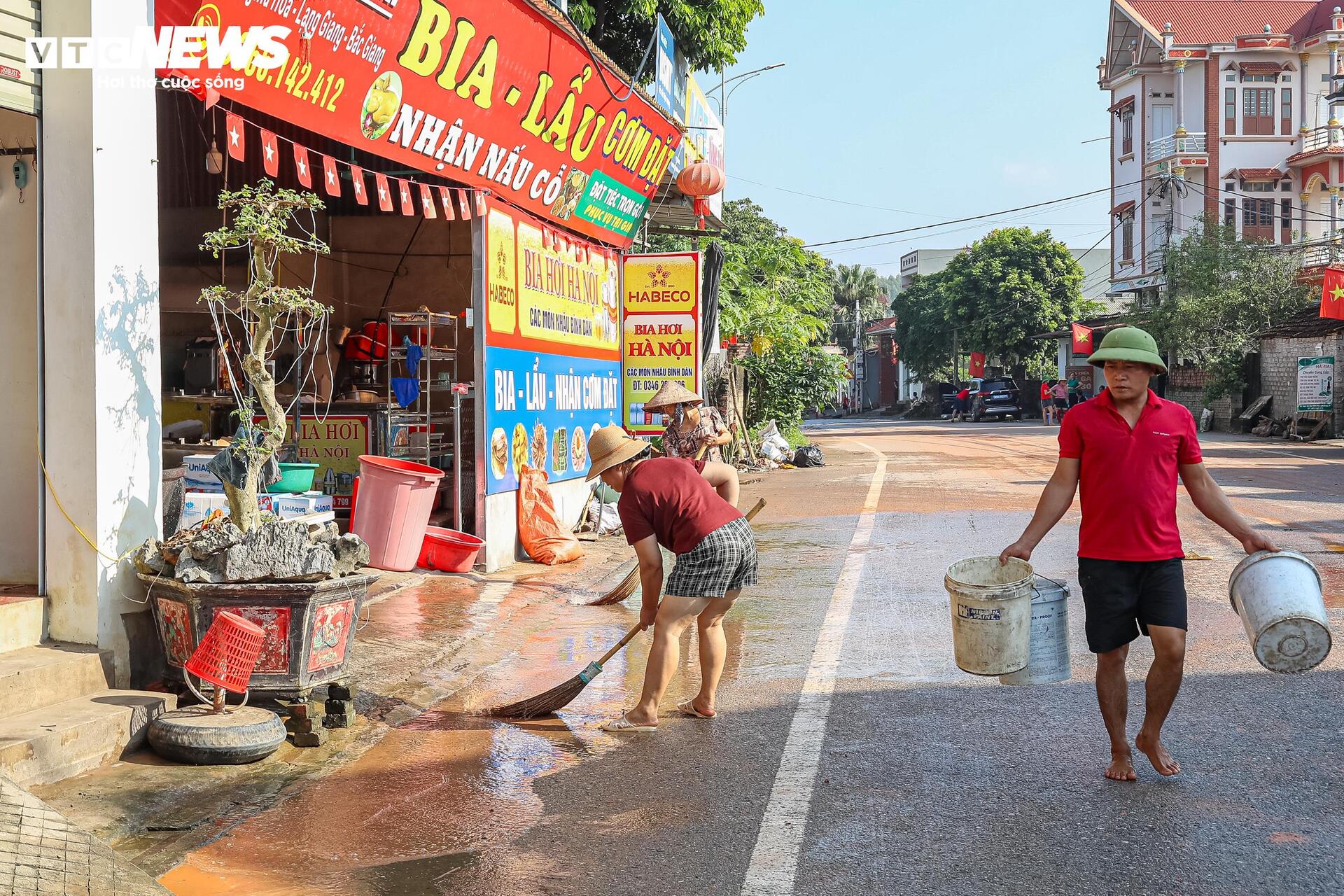 120 hộ dân ở Bắc Ninh mắc kẹt giữa biển nước: Cuộc sống đảo lộn chưa từng thấy- Ảnh 15.