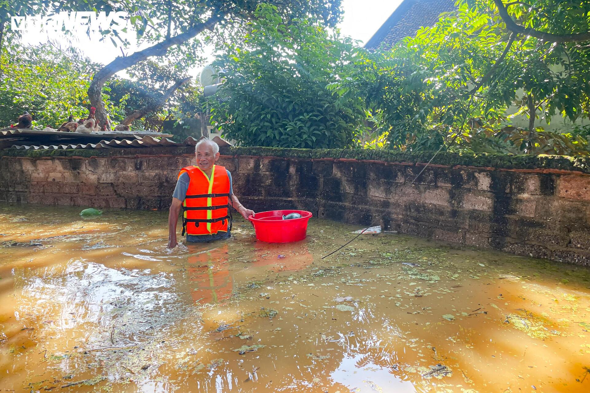 120 hộ dân ở Bắc Ninh mắc kẹt giữa biển nước: Cuộc sống đảo lộn chưa từng thấy- Ảnh 12.