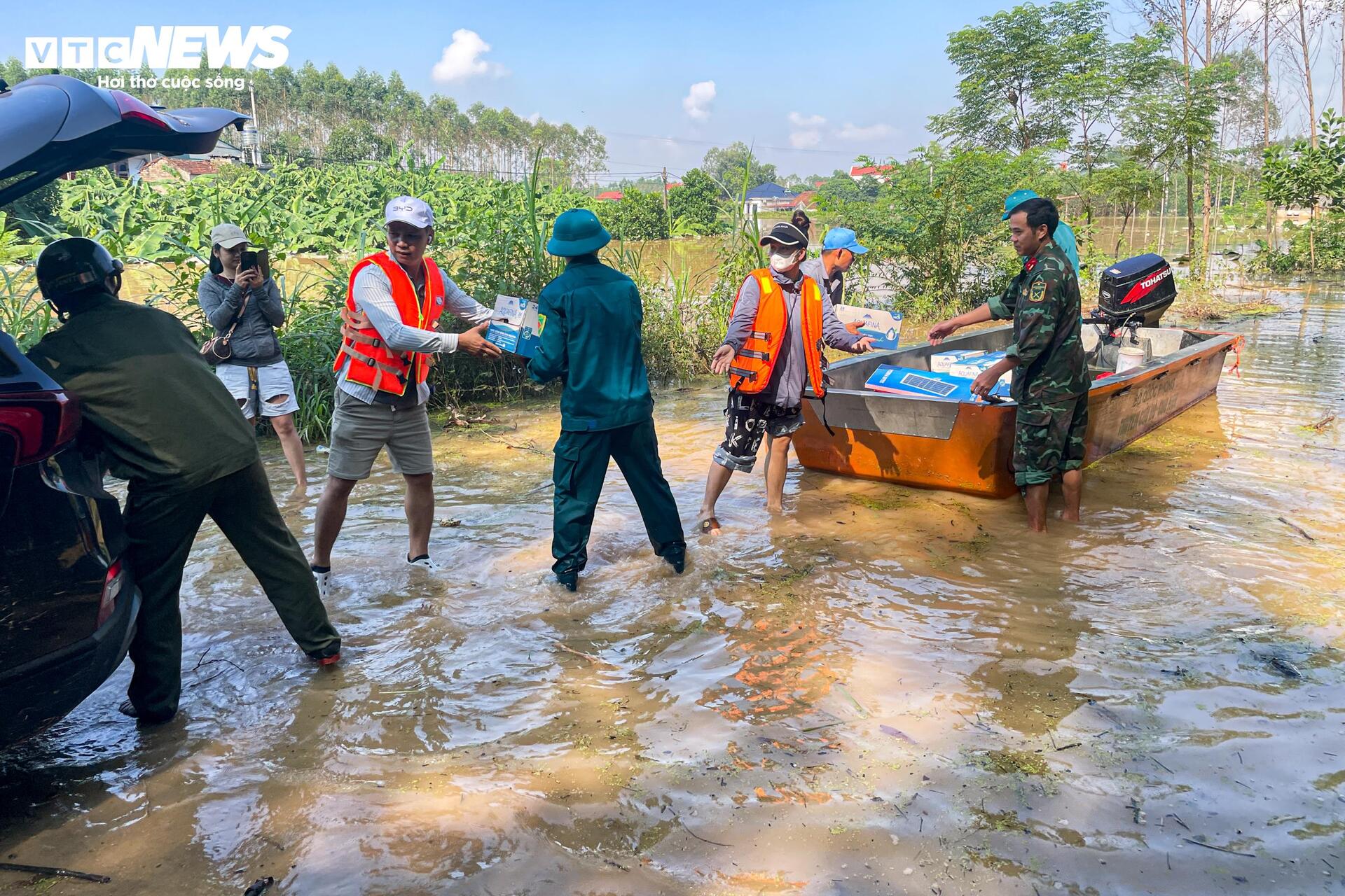 120 hộ dân ở Bắc Ninh mắc kẹt giữa biển nước: Cuộc sống đảo lộn chưa từng thấy- Ảnh 19.