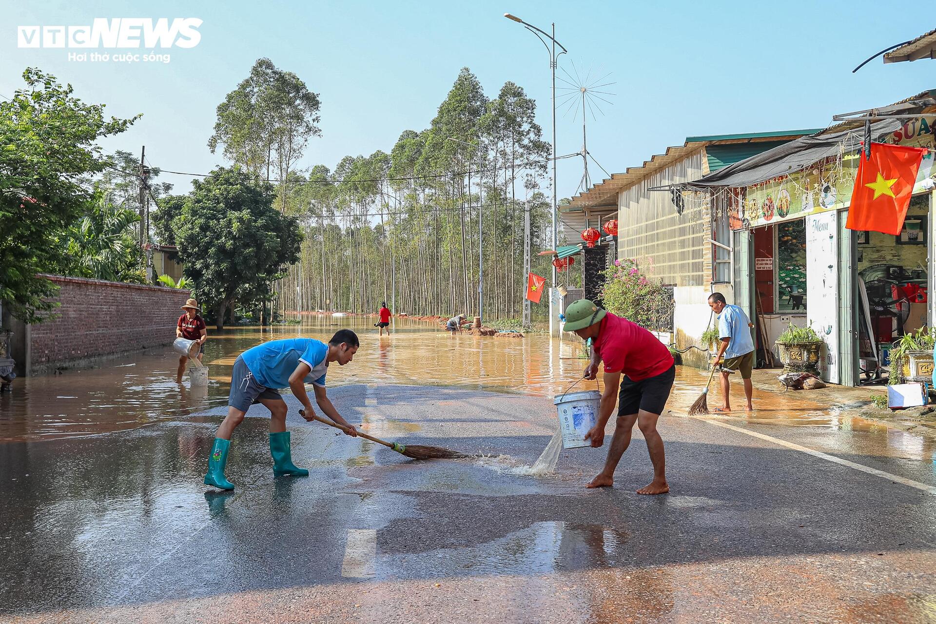 120 hộ dân ở Bắc Ninh mắc kẹt giữa biển nước: Cuộc sống đảo lộn chưa từng thấy- Ảnh 16.