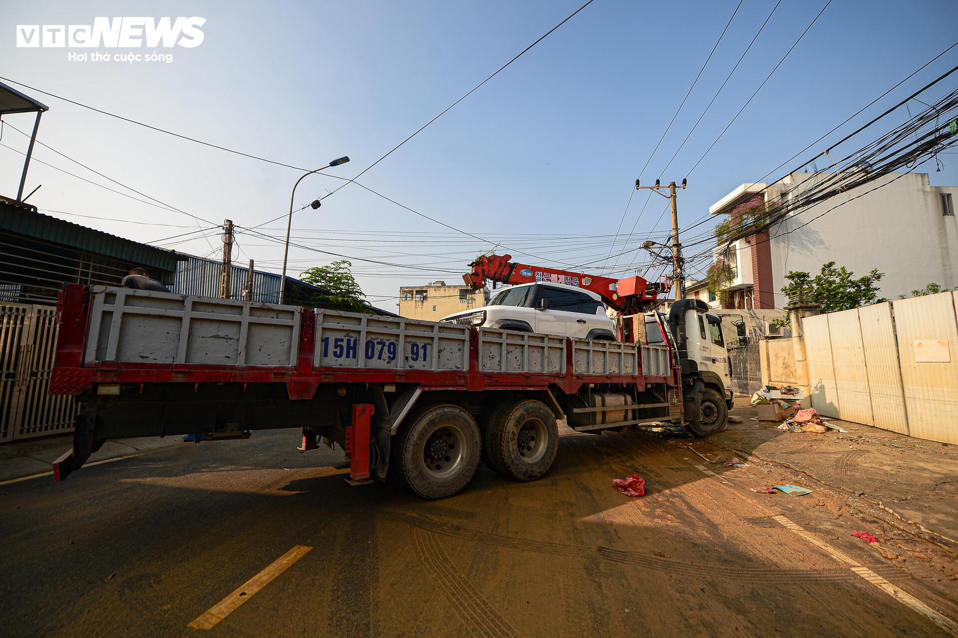 Nước rút, người Thái Nguyên đau xót nhìn hàng trăm ô tô phủ bùn, chết máy sau lũ- Ảnh 17. Nước rút, người Thái Nguyên đau xót nhìn hàng trăm ô tô phủ bùn, chết máy sau lũ- Ảnh 17.