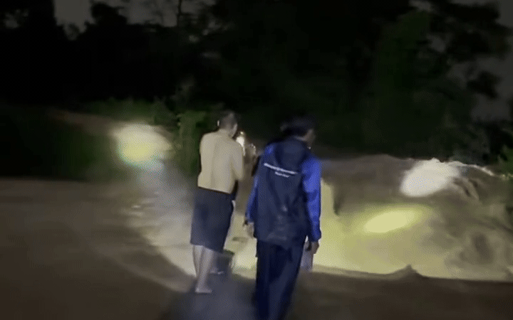 Lũ vẫn trên mức báo động 3, Hà Nội và 3 tỉnh bị ngập lụt đến bao giờ?- Ảnh 2. Nóng: Đê ở Bắc Ninh đang tràn, có nguy cơ vỡ đê