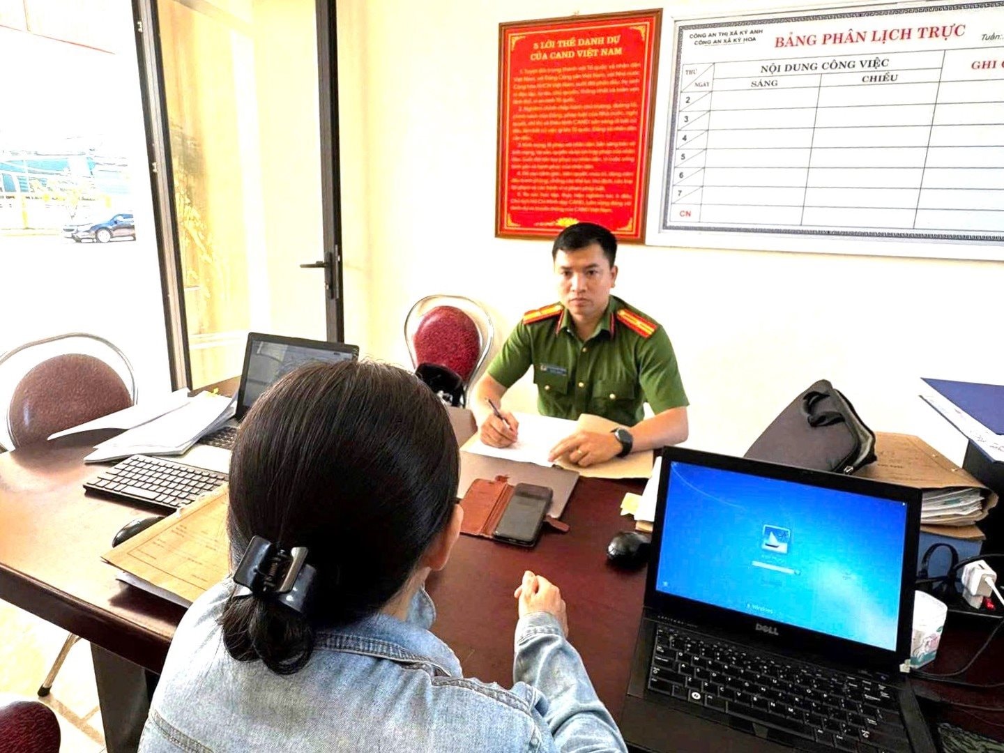 Nhận bill chuyển khoản 62 triệu đồng từ chồng, người phụ nữ SN 1977 định chuyển tiền tiếp thì được công an xã mời lên làm việc- Ảnh 2.