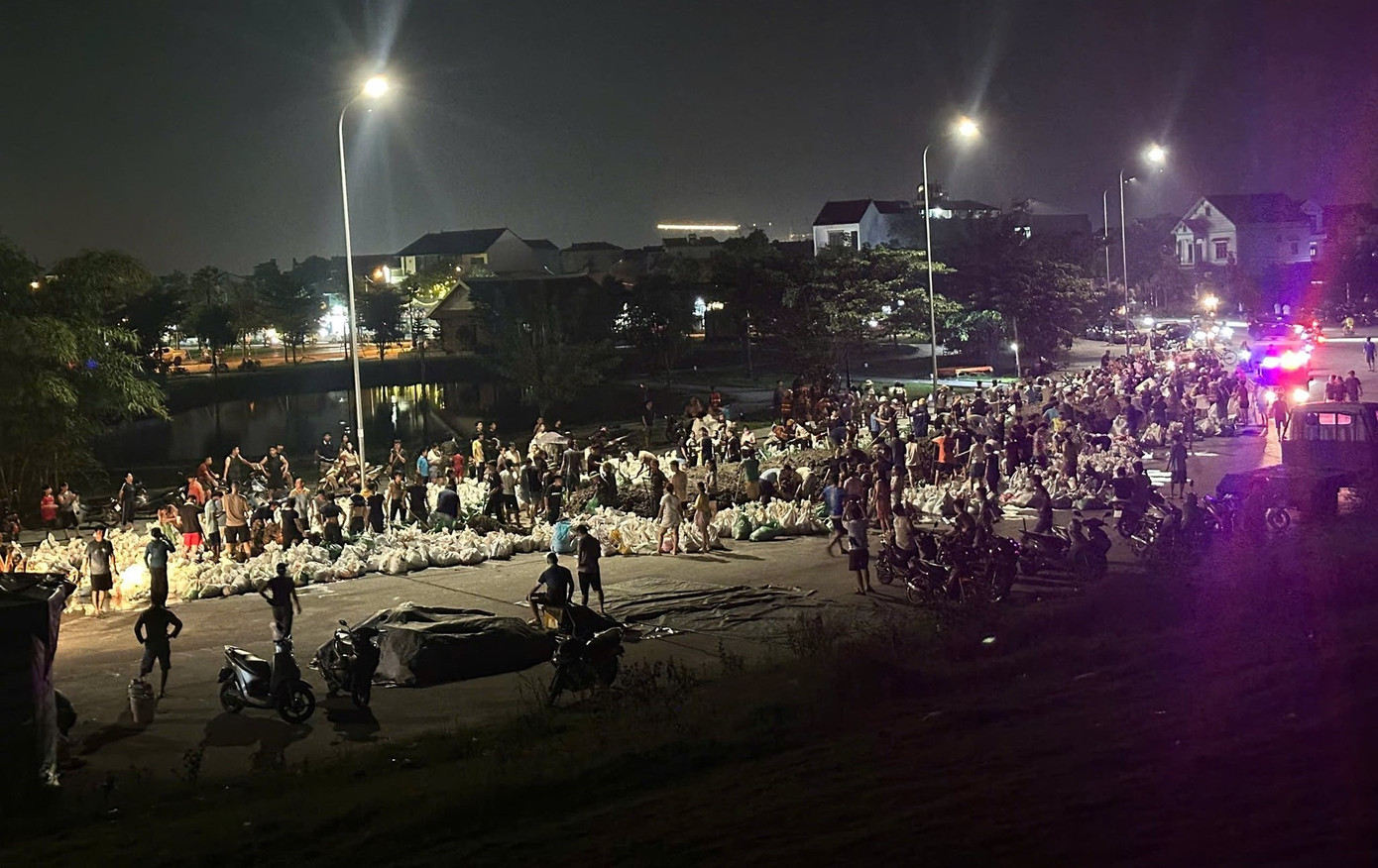 Nước sông Cầu dâng cao, các lực lượng căng mình đắp đê Tam Giang trong đêm- Ảnh 1.