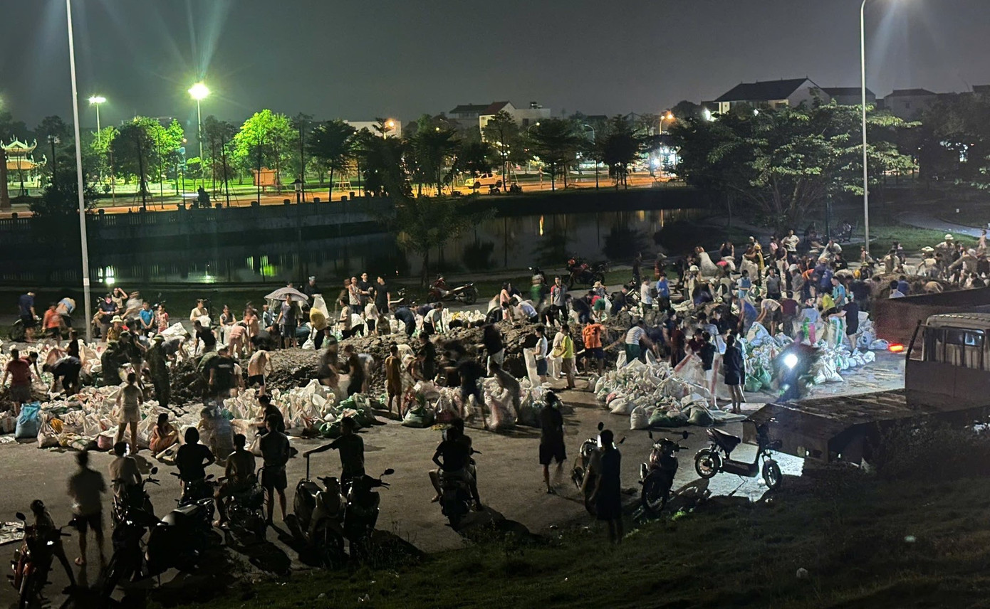 Nước sông Cầu dâng cao, các lực lượng căng mình đắp đê Tam Giang trong đêm- Ảnh 2.