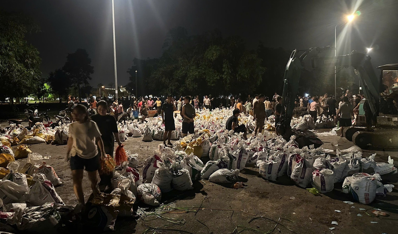 Nước sông Cầu dâng cao, các lực lượng căng mình đắp đê Tam Giang trong đêm- Ảnh 3.