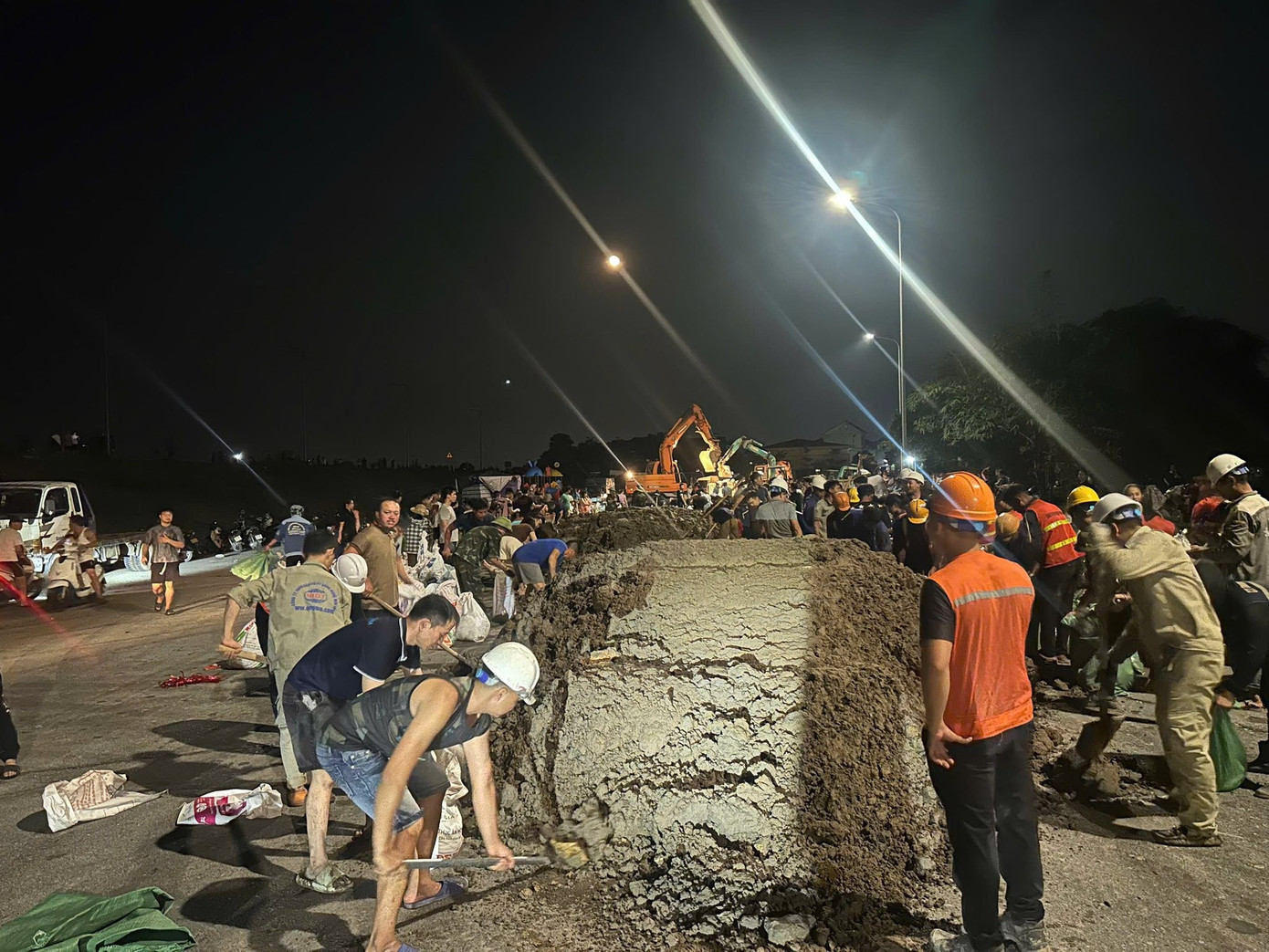 Nước sông Cầu dâng cao, các lực lượng căng mình đắp đê Tam Giang trong đêm- Ảnh 6.