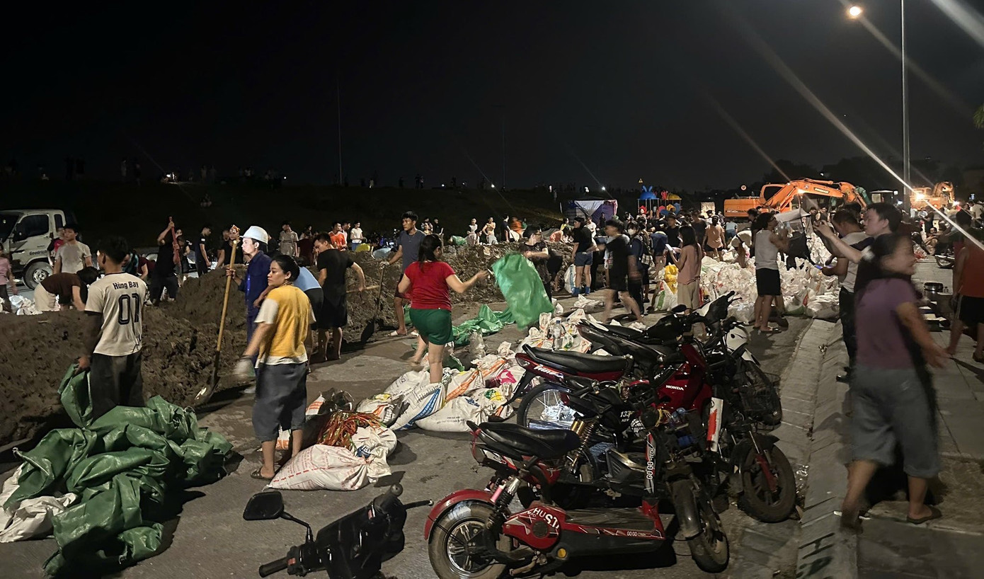 Nước sông Cầu dâng cao, các lực lượng căng mình đắp đê Tam Giang trong đêm- Ảnh 7.