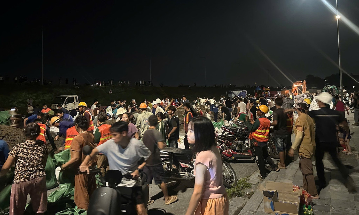 Nước sông Cầu dâng cao, các lực lượng căng mình đắp đê Tam Giang trong đêm- Ảnh 8.