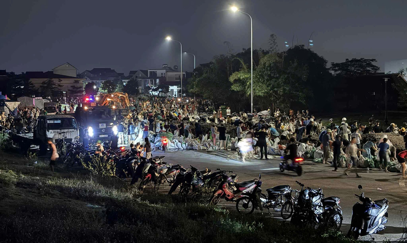 Nước sông Cầu dâng cao, các lực lượng căng mình đắp đê Tam Giang trong đêm- Ảnh 9.