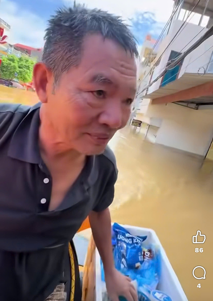 Người cha bơi 4 tiếng giữa dòng nước lũ ở Thái Nguyên, tiếp tế đồ ăn cho con gái- Ảnh 1. Người cha bơi 4 tiếng giữa dòng nước lũ ở Thái Nguyên, tiếp tế đồ ăn cho con gái- Ảnh 1.