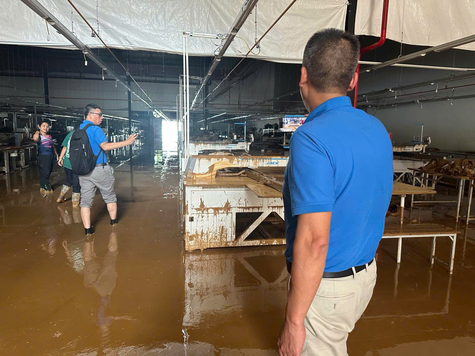 Ô tô ngập nước la liệt ở vùng bão lũ, các hãng bảo hiểm chi trả ra sao?- Ảnh 1. Ô tô ngập nước la liệt ở vùng bão lũ, các hãng bảo hiểm chi trả ra sao?- Ảnh 1.