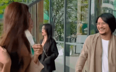 Lộ clip Hoa hậu Thuỳ Tiên xuất hiện, được bà Phạm Kim Dung ôm khóc?- Ảnh 2. Lộ clip Hoa hậu Thuỳ Tiên xuất hiện, được bà Phạm Kim Dung ôm khóc?- Ảnh 2.
