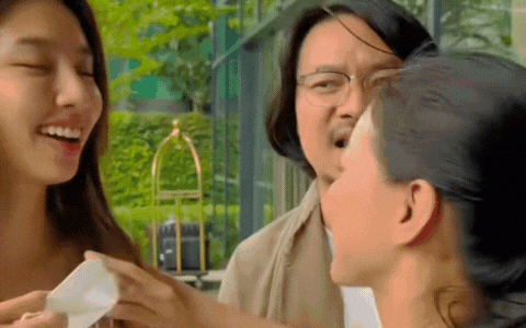 Lộ clip Hoa hậu Thuỳ Tiên xuất hiện, được bà Phạm Kim Dung ôm khóc?- Ảnh 1. Lộ clip Hoa hậu Thuỳ Tiên xuất hiện, được bà Phạm Kim Dung ôm khóc?- Ảnh 1.