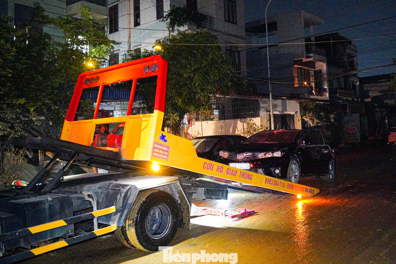 &Ocirc; t&ocirc; ngập khắp phố, cứu hộ Th&aacute;i Nguy&ecirc;n trắng đ&ecirc;m &lsquo;vớt&rsquo; xe sau lũ- Ảnh 6.