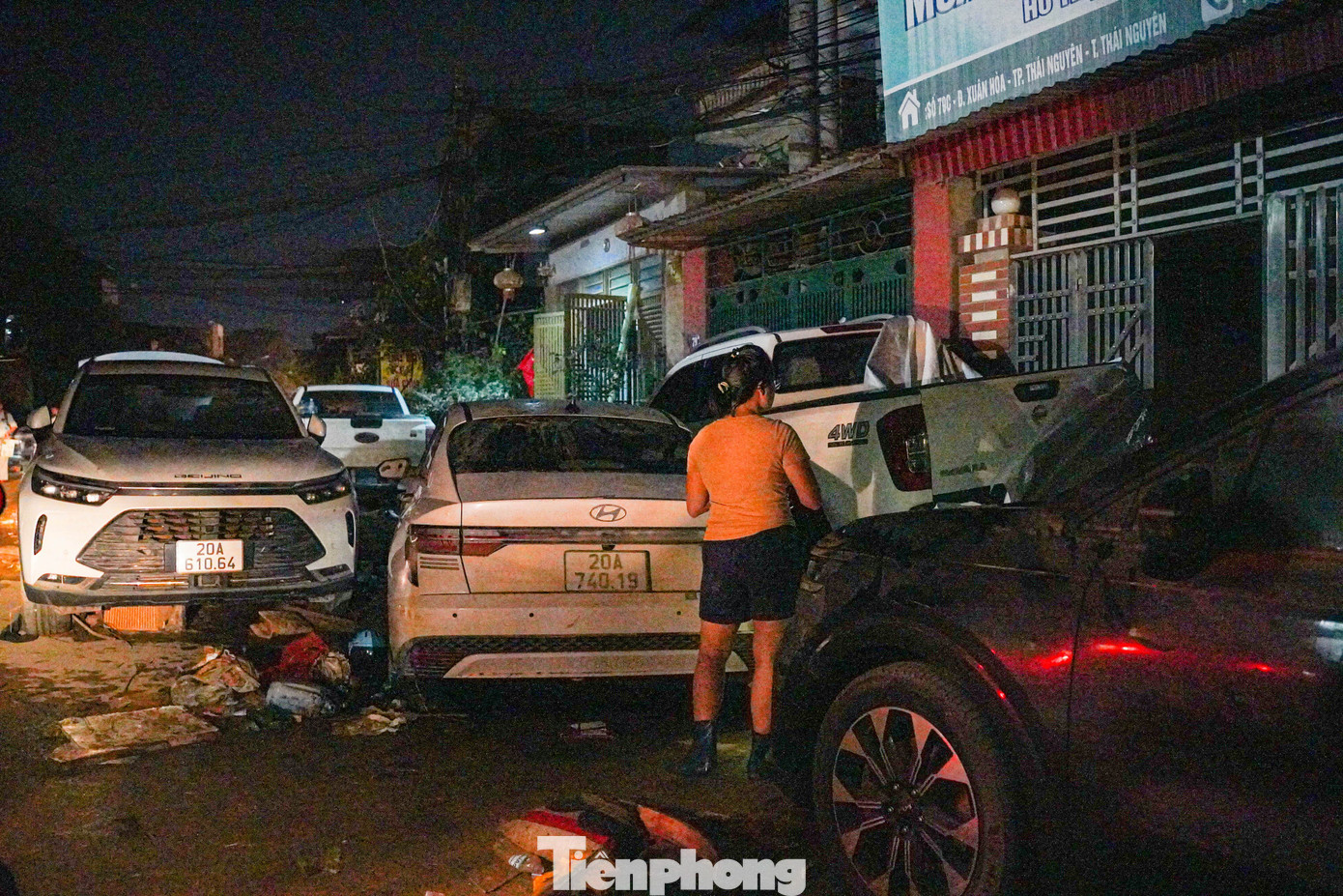 &Ocirc; t&ocirc; ngập khắp phố, cứu hộ Th&aacute;i Nguy&ecirc;n trắng đ&ecirc;m &lsquo;vớt&rsquo; xe sau lũ- Ảnh 1.