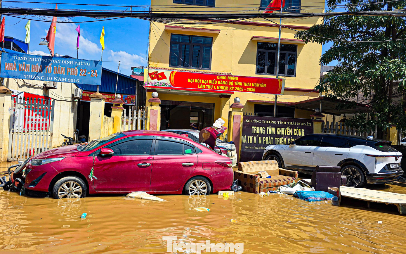 &Ocirc; t&ocirc; ngập khắp phố, cứu hộ Th&aacute;i Nguy&ecirc;n trắng đ&ecirc;m &lsquo;vớt&rsquo; xe sau lũ- Ảnh 16.