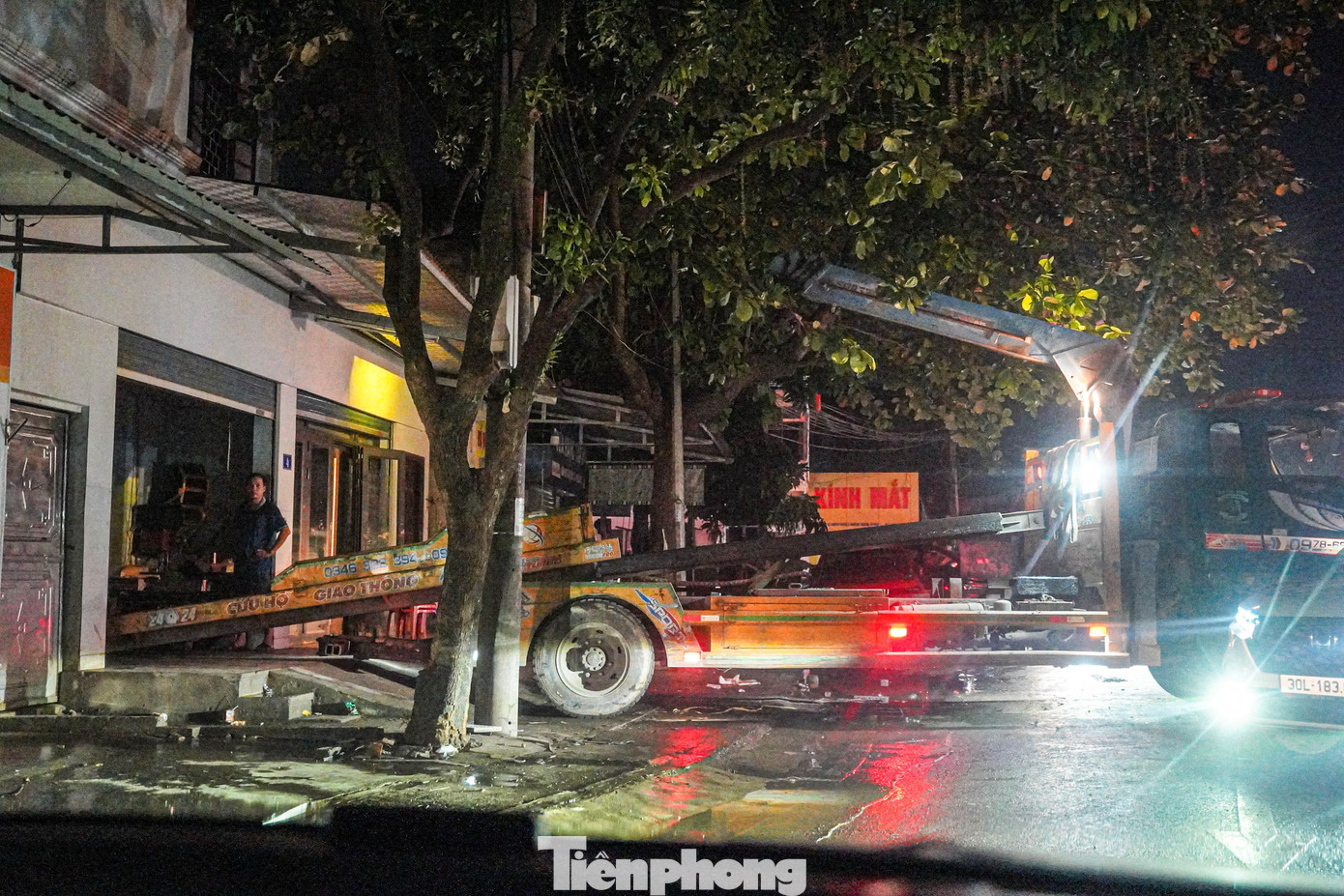 &Ocirc; t&ocirc; ngập khắp phố, cứu hộ Th&aacute;i Nguy&ecirc;n trắng đ&ecirc;m &lsquo;vớt&rsquo; xe sau lũ- Ảnh 9.