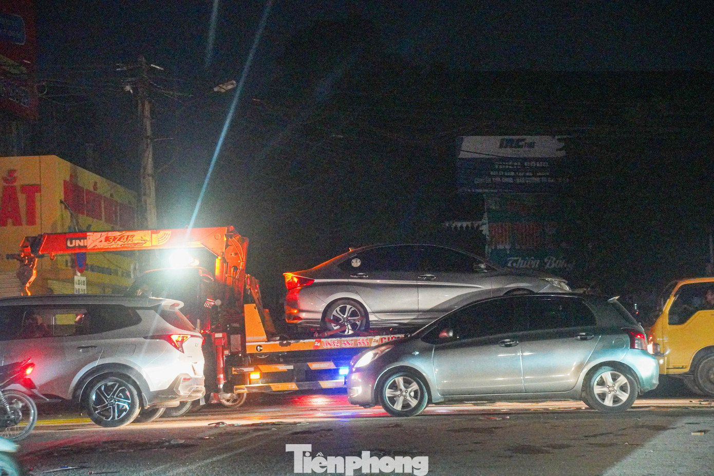 &Ocirc; t&ocirc; ngập khắp phố, cứu hộ Th&aacute;i Nguy&ecirc;n trắng đ&ecirc;m &lsquo;vớt&rsquo; xe sau lũ- Ảnh 8.