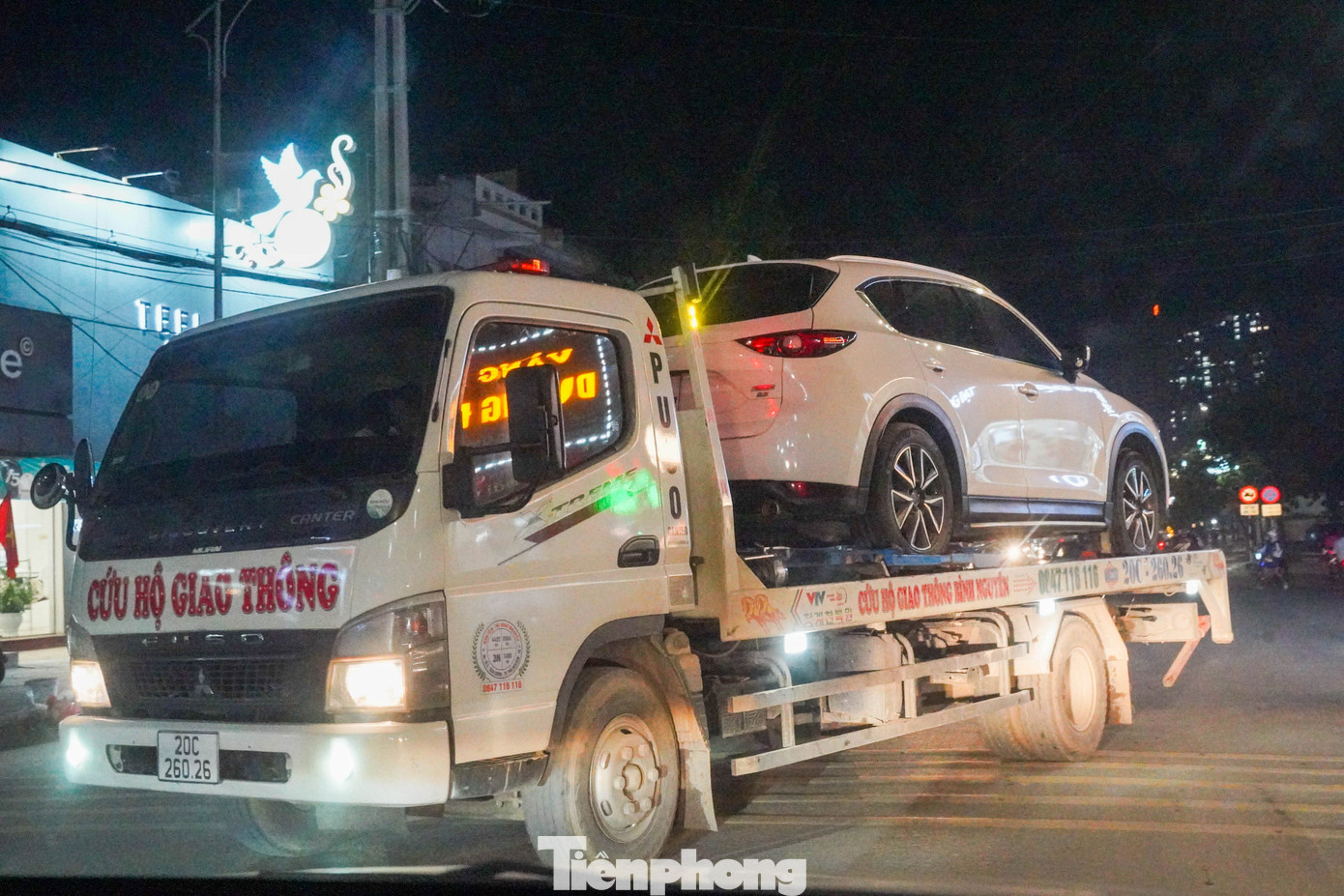 &Ocirc; t&ocirc; ngập khắp phố, cứu hộ Th&aacute;i Nguy&ecirc;n trắng đ&ecirc;m &lsquo;vớt&rsquo; xe sau lũ- Ảnh 10.