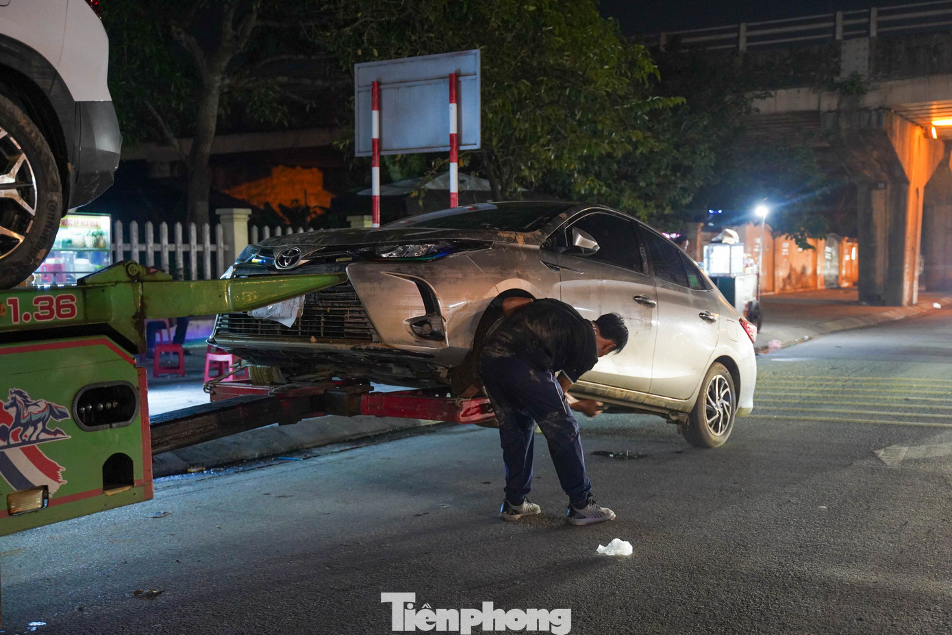 &Ocirc; t&ocirc; ngập khắp phố, cứu hộ Th&aacute;i Nguy&ecirc;n trắng đ&ecirc;m &lsquo;vớt&rsquo; xe sau lũ- Ảnh 13.