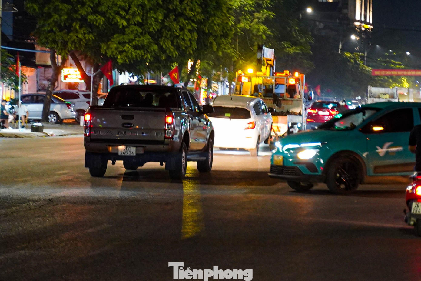 &Ocirc; t&ocirc; ngập khắp phố, cứu hộ Th&aacute;i Nguy&ecirc;n trắng đ&ecirc;m &lsquo;vớt&rsquo; xe sau lũ- Ảnh 11.