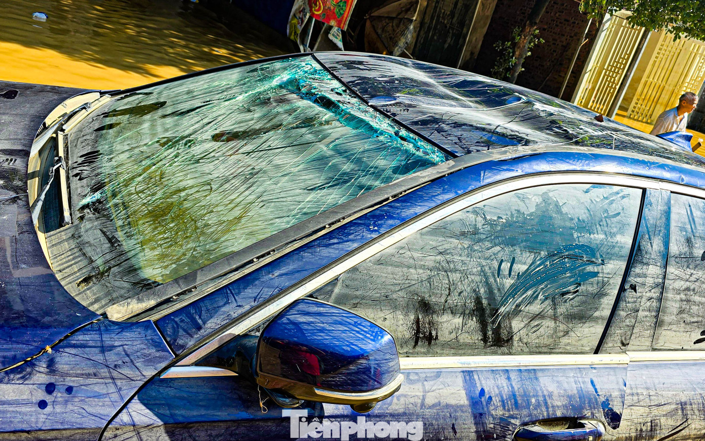 &Ocirc; t&ocirc; ngập khắp phố, cứu hộ Th&aacute;i Nguy&ecirc;n trắng đ&ecirc;m &lsquo;vớt&rsquo; xe sau lũ- Ảnh 18.