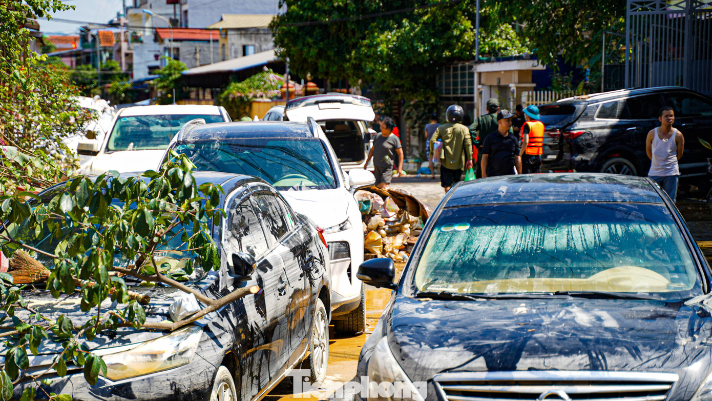 &Ocirc; t&ocirc; ngập khắp phố, cứu hộ Th&aacute;i Nguy&ecirc;n trắng đ&ecirc;m &lsquo;vớt&rsquo; xe sau lũ- Ảnh 15.