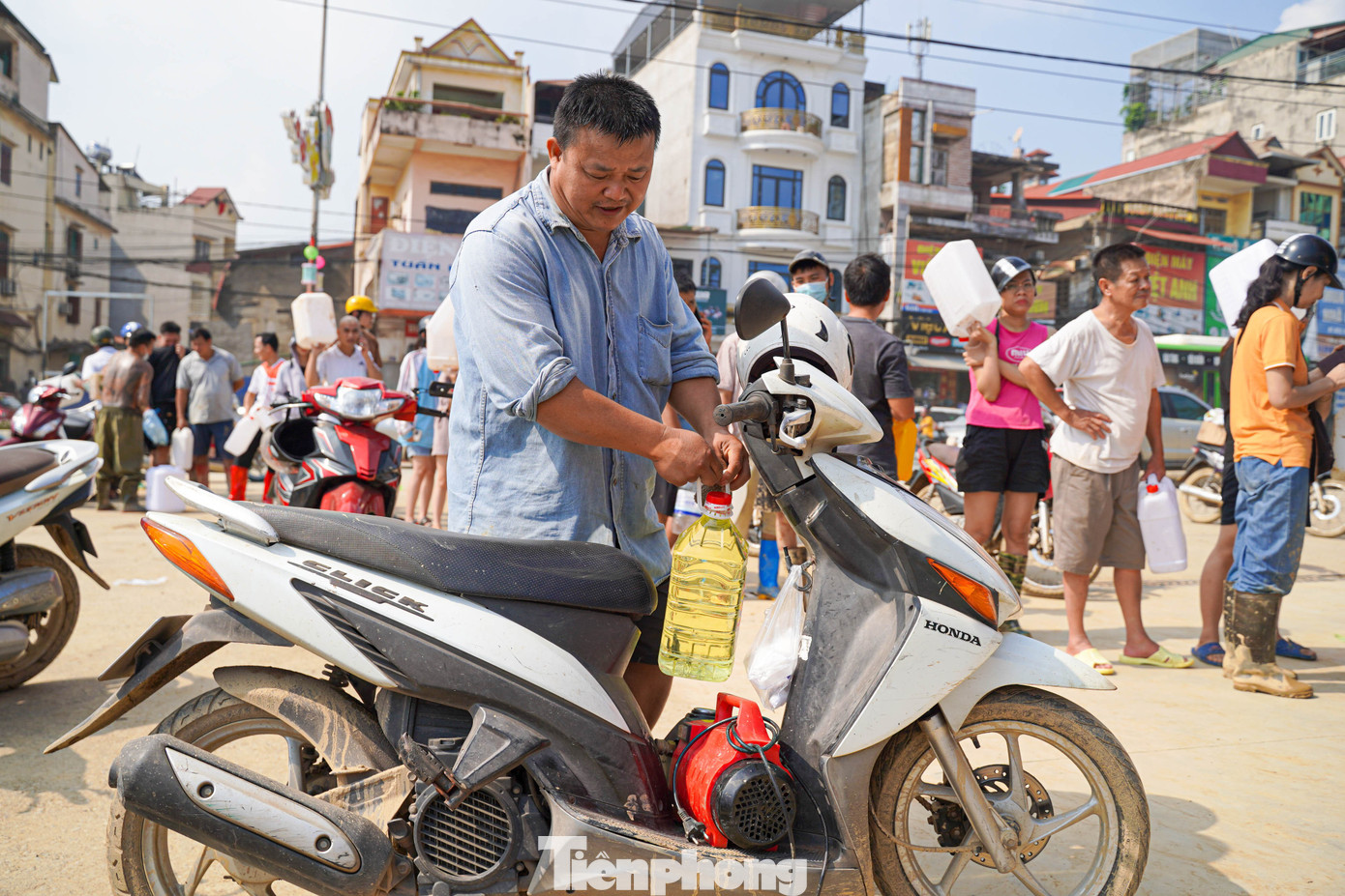 Thái Nguyên: Người dân xếp hàng dài, mang can nhựa đi mua xăng... để chạy máy phát- Ảnh 4.