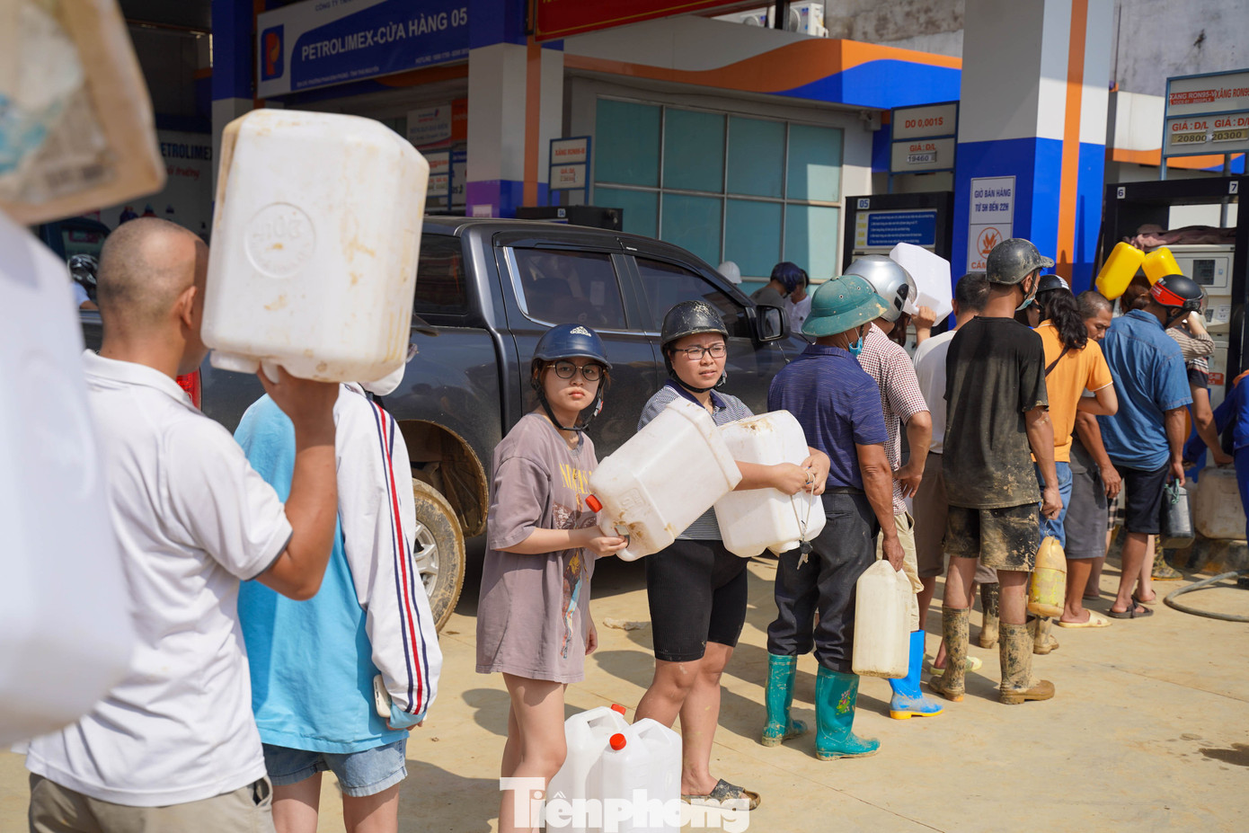 Thái Nguyên: Người dân xếp hàng dài, mang can nhựa đi mua xăng... để chạy máy phát- Ảnh 5.