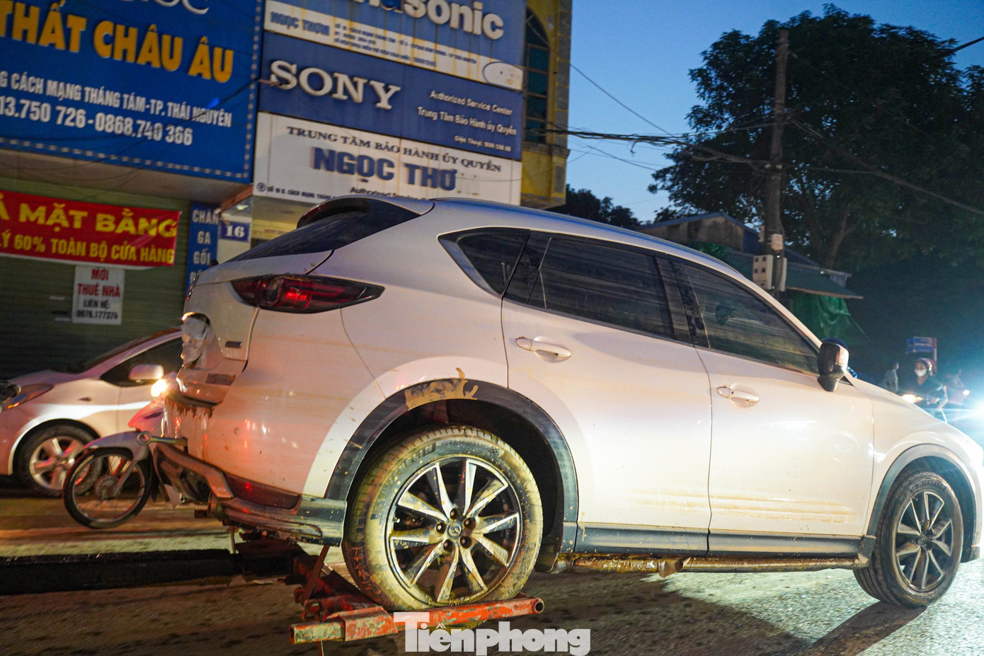 &Ocirc; t&ocirc; ngập khắp phố, cứu hộ Th&aacute;i Nguy&ecirc;n trắng đ&ecirc;m &lsquo;vớt&rsquo; xe sau lũ- Ảnh 3.