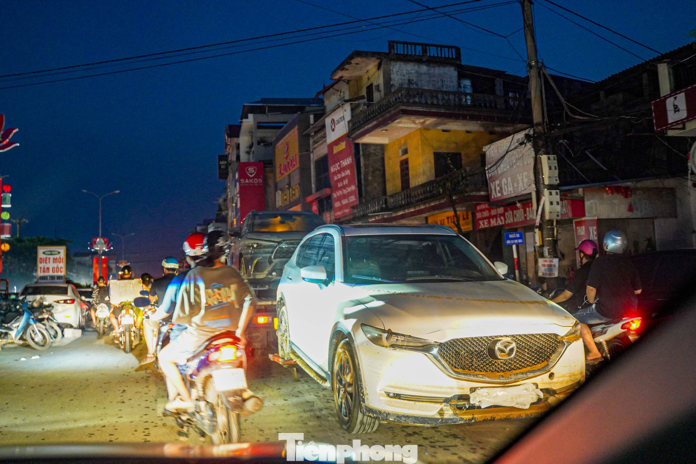 &Ocirc; t&ocirc; ngập khắp phố, cứu hộ Th&aacute;i Nguy&ecirc;n trắng đ&ecirc;m &lsquo;vớt&rsquo; xe sau lũ- Ảnh 2.