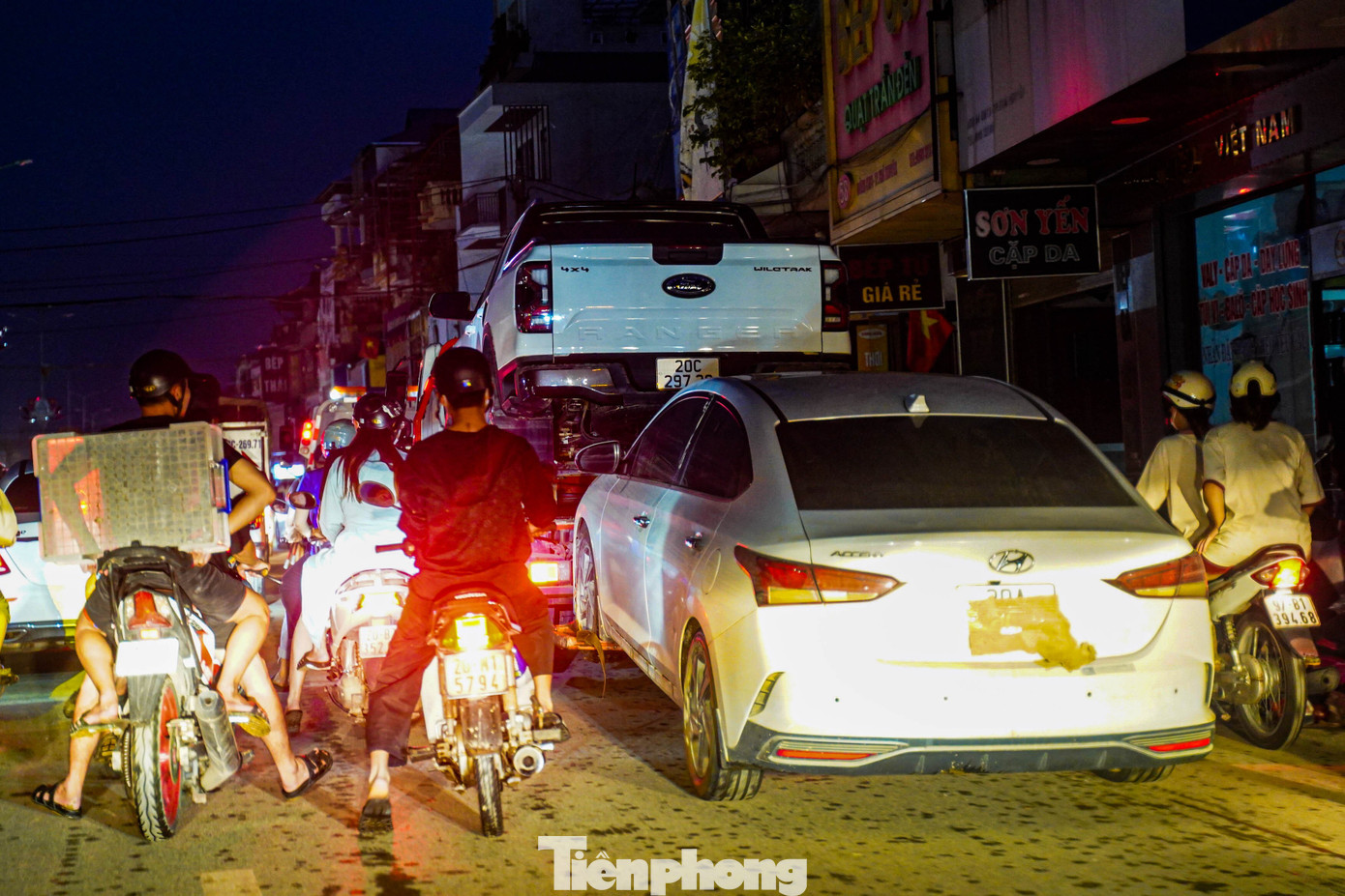 &Ocirc; t&ocirc; ngập khắp phố, cứu hộ Th&aacute;i Nguy&ecirc;n trắng đ&ecirc;m &lsquo;vớt&rsquo; xe sau lũ- Ảnh 4.