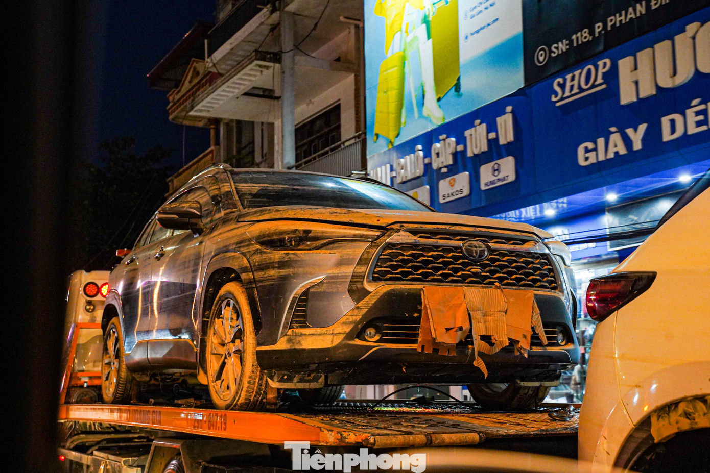 &Ocirc; t&ocirc; ngập khắp phố, cứu hộ Th&aacute;i Nguy&ecirc;n trắng đ&ecirc;m &lsquo;vớt&rsquo; xe sau lũ- Ảnh 5.