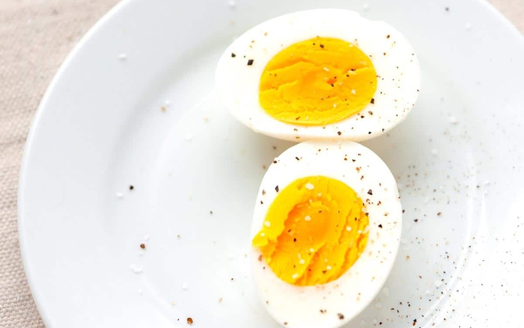 Người bán trứng chỉ cách cực hay để kiểm tra xem trứng luộc đã chín hay chưa mà không cần bóc vỏ- Ảnh 1.