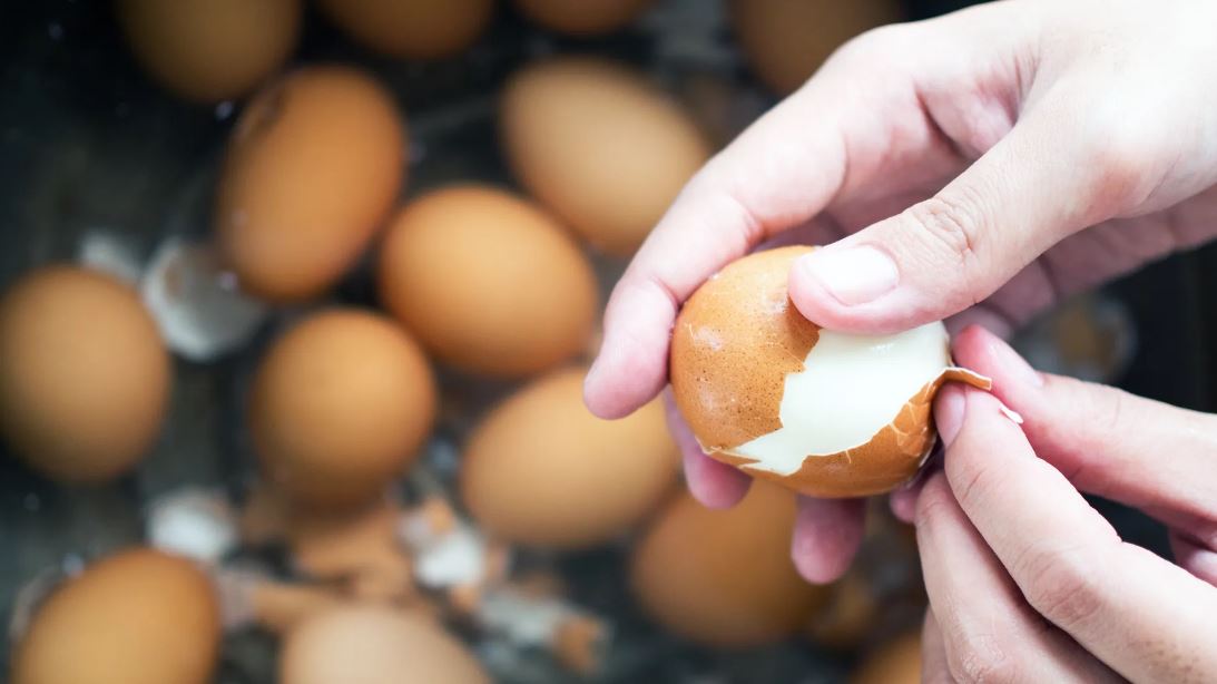 Người bán trứng chỉ cách cực hay để kiểm tra xem trứng luộc đã chín hay chưa mà không cần bóc vỏ- Ảnh 2.