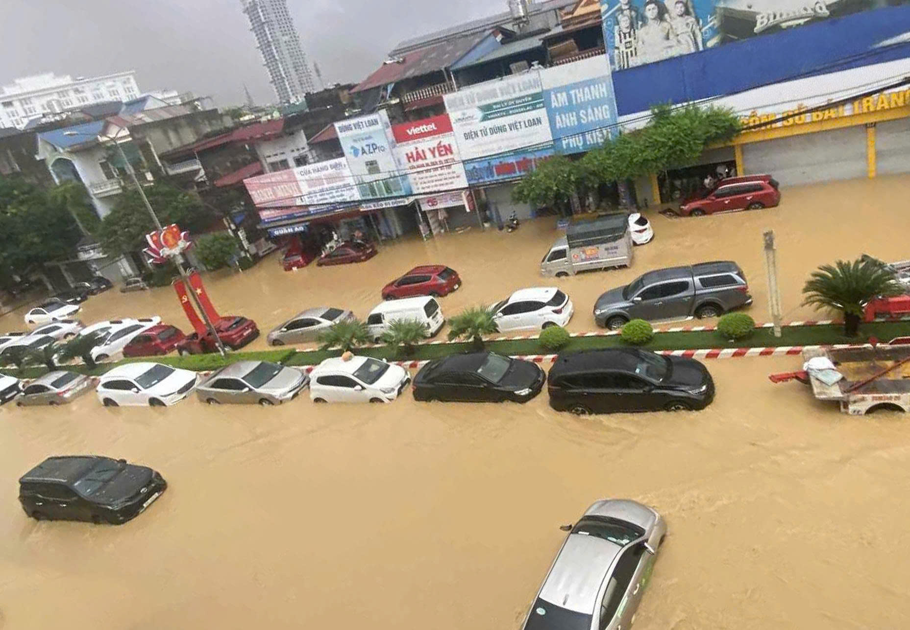 Ô tô ngập nước la liệt ở vùng bão lũ, các hãng bảo hiểm chi trả ra sao?- Ảnh 2. Ô tô ngập nước la liệt ở vùng bão lũ, các hãng bảo hiểm chi trả ra sao?- Ảnh 2.