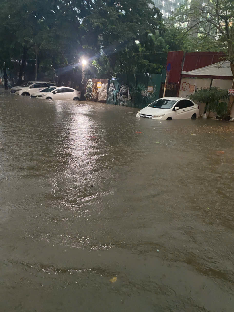 Xe bị ngập nước, hư hỏng do bão lụt có được bảo hiểm đổi xe mới không?- Ảnh 1. Xe bị ngập nước, hư hỏng do bão lụt có được bảo hiểm đổi xe mới không?- Ảnh 1.