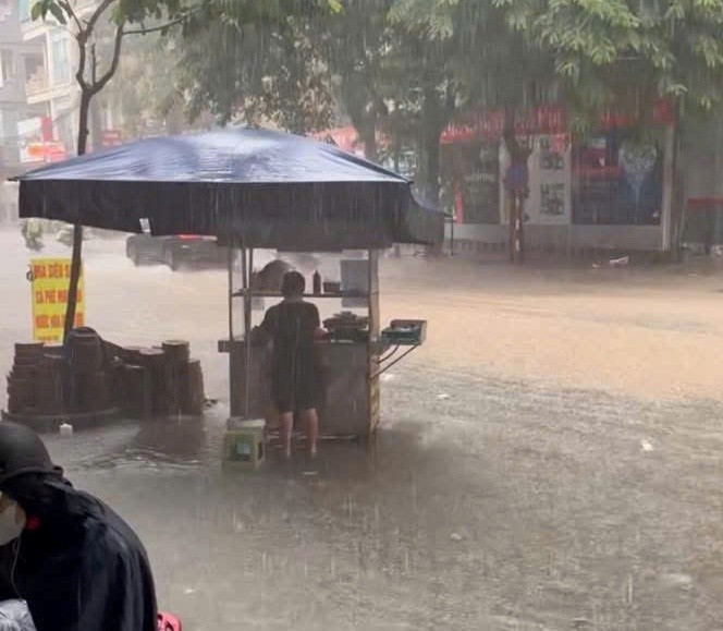 Hà Nội xuất hiện hơn 10 điểm ngập sau trận mưa sáng 11/10- Ảnh 2. Hà Nội xuất hiện hơn 10 điểm ngập sau trận mưa sáng 11/10- Ảnh 2.