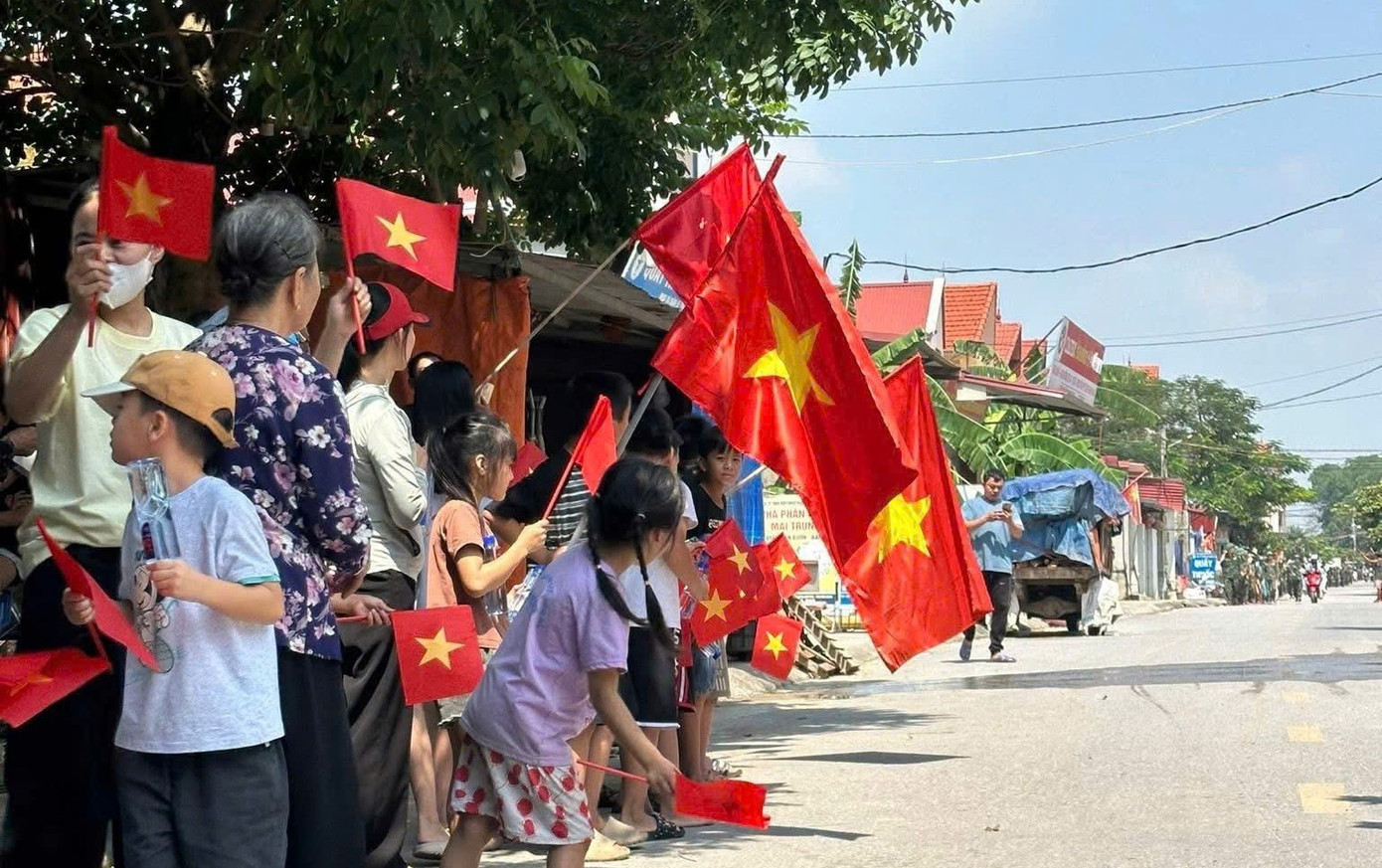 Người dân Bắc Ninh bịn rịn chia tay bộ đội giúp chống lũ- Ảnh 7.