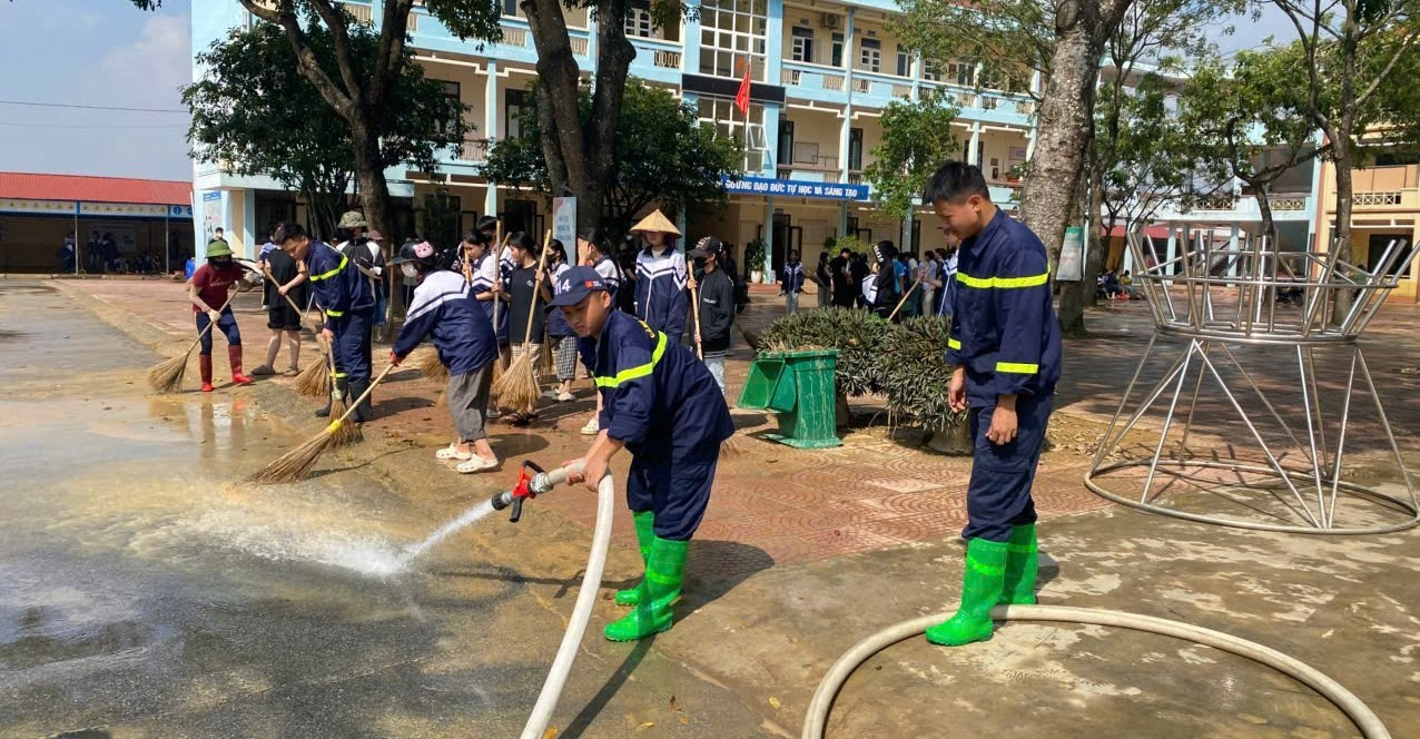Người dân Bắc Ninh bịn rịn chia tay bộ đội giúp chống lũ- Ảnh 13.