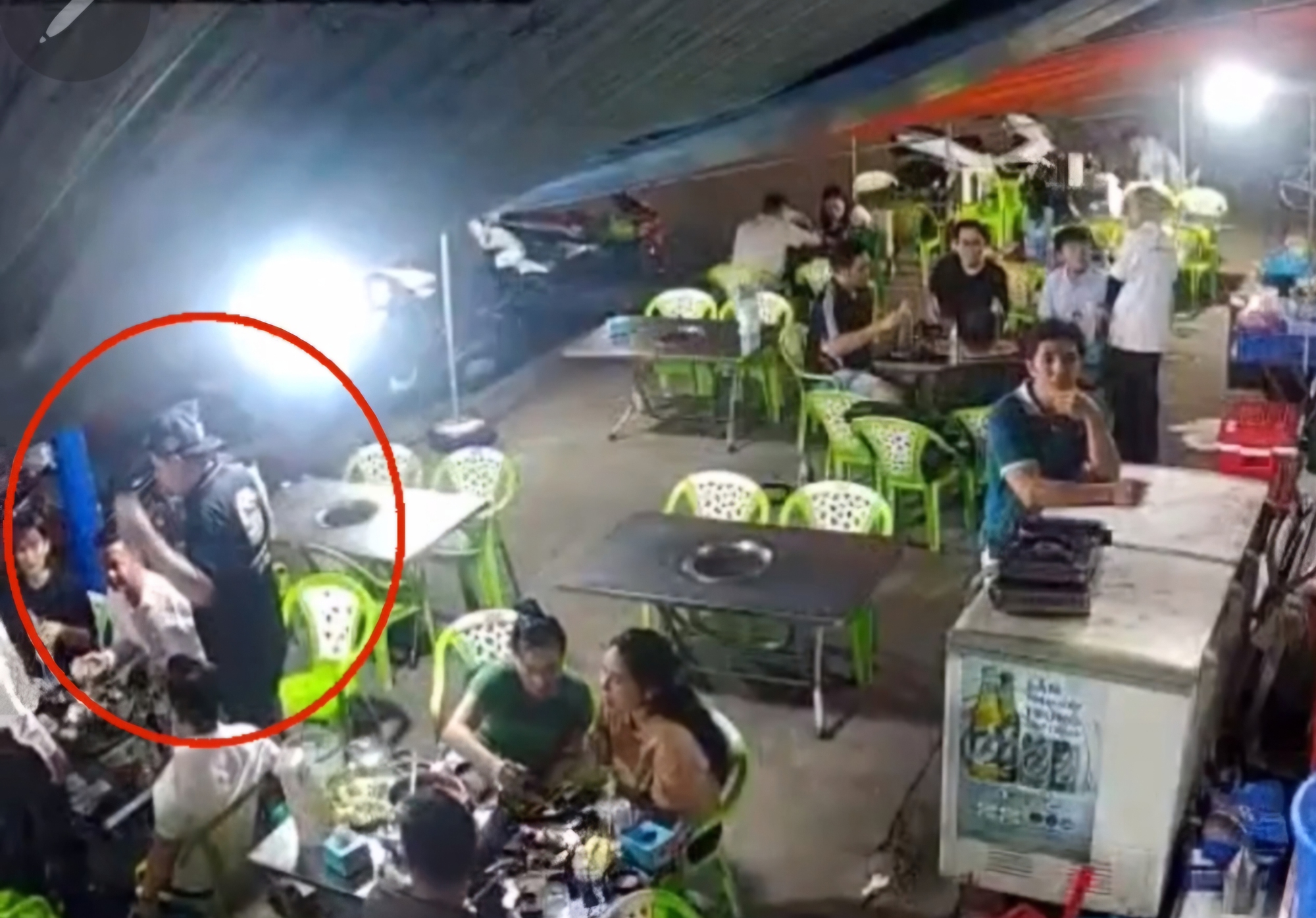 CLIP: Bị cô gái từ chối uống bia, người đàn ông làm càn khiến cả quán náo loạn- Ảnh 1. CLIP: Bị cô gái từ chối uống bia, người đàn ông làm càn khiến cả quán náo loạn- Ảnh 1.