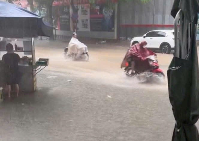 Hà Nội xuất hiện hơn 10 điểm ngập sau trận mưa sáng 11/10- Ảnh 1. Hà Nội xuất hiện hơn 10 điểm ngập sau trận mưa sáng 11/10- Ảnh 1.