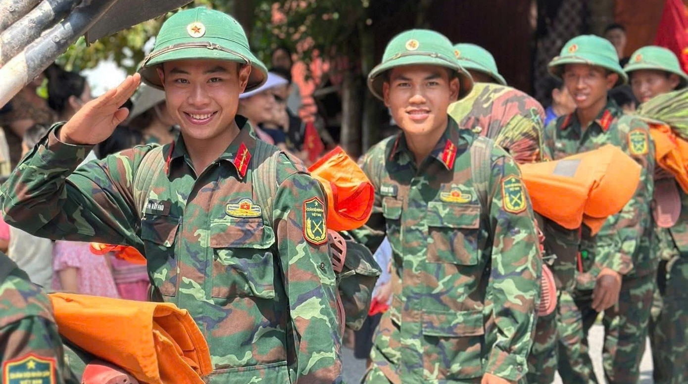 Người dân Bắc Ninh bịn rịn chia tay bộ đội giúp chống lũ- Ảnh 9.