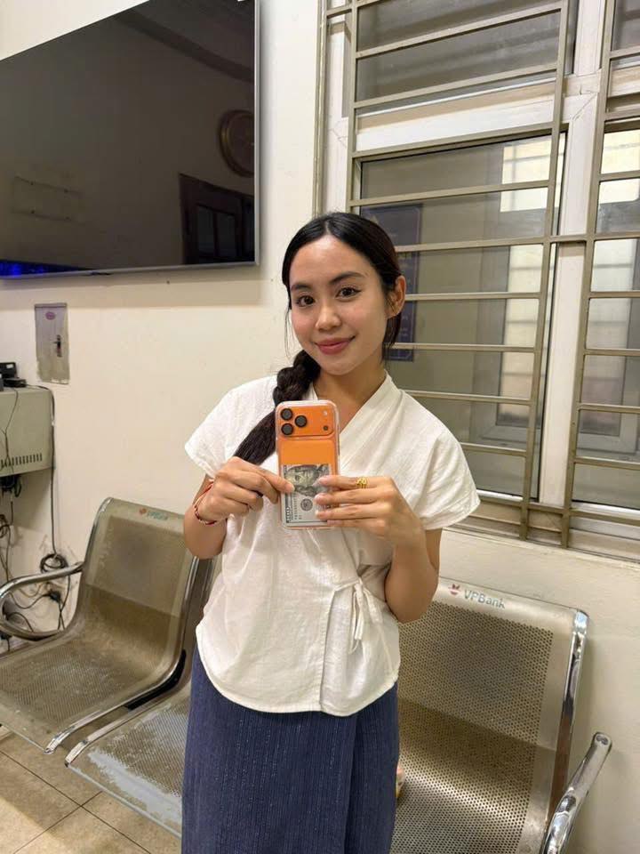 Nữ du học sinh L&agrave;o bị m&oacute;c t&uacute;i đ&atilde; t&igrave;m lại được iPhone 17, gửi lời cảm ơn đến C&ocirc;ng an H&agrave; Nội- Ảnh 1.