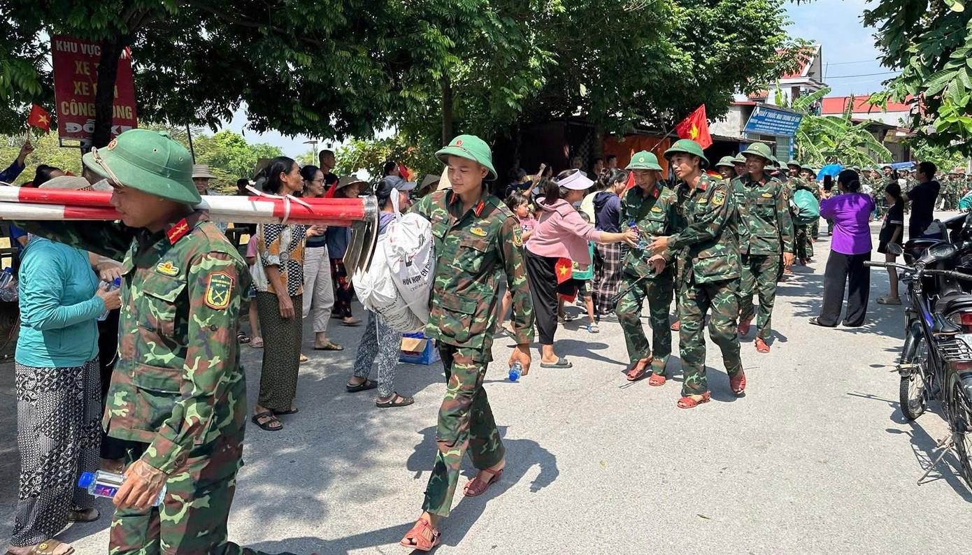 Người dân Bắc Ninh bịn rịn chia tay bộ đội giúp chống lũ- Ảnh 10.
