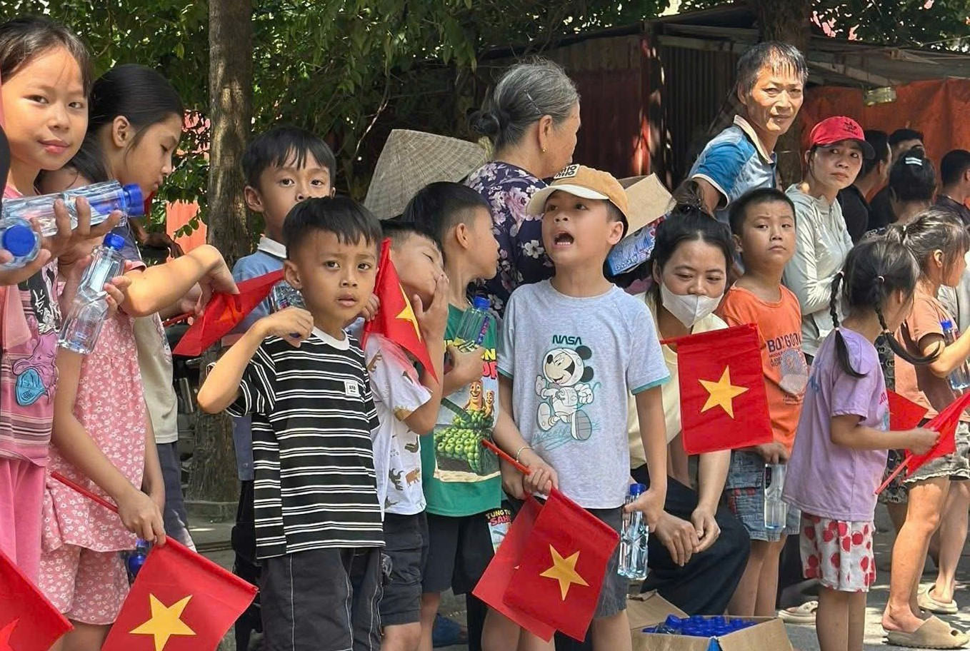 Người dân Bắc Ninh bịn rịn chia tay bộ đội giúp chống lũ- Ảnh 8.