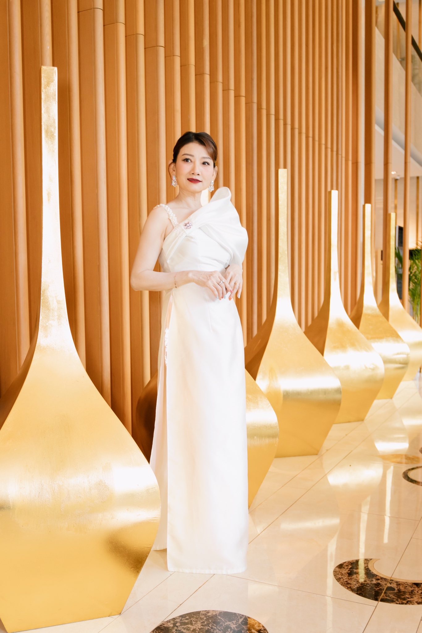Nhan sắc tuổi 50 của nữ NSND vừa công khai hôn môi “cô gái lạ mặt”, vừa tuyên bố có bạn trai kém 2 con giáp- Ảnh 7.